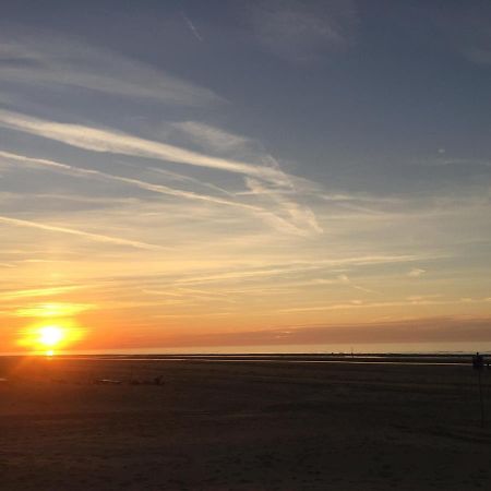 Appartement Op Het Strand, Enfin, Zo Goed Als... Koksijde Luaran gambar